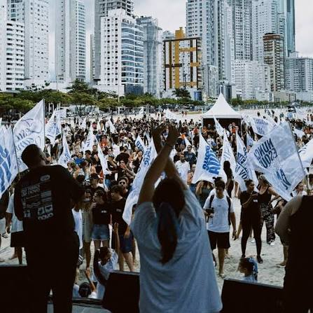 Festa das Águas na praia de Navegantes com bandeiras da igreja